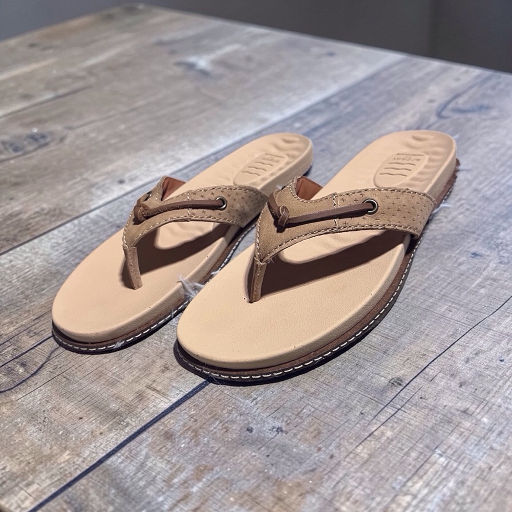 NWT Sperry Waveside Neutral Tan Suede Thong Sandals 7
